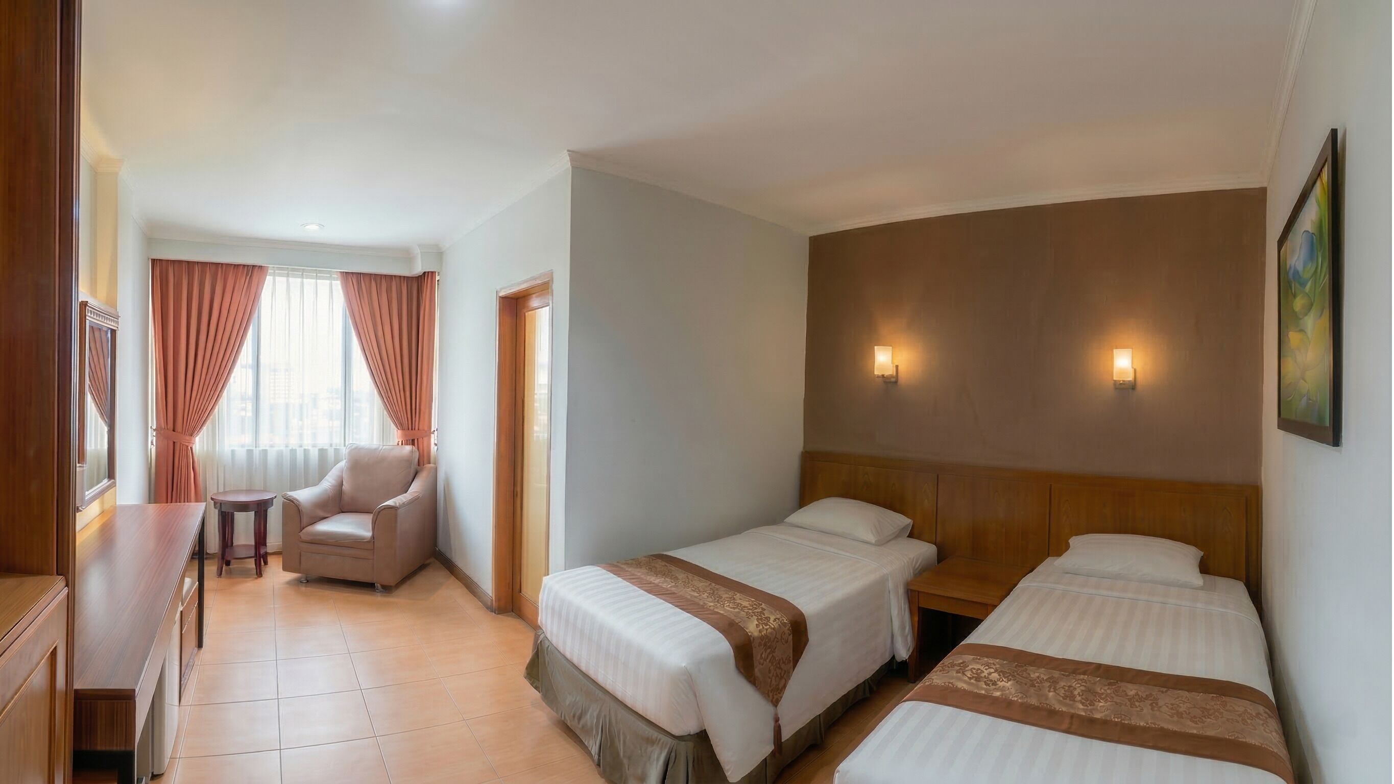 Superior Twin Room | Minibar, in-room safe, desk, blackout drapes