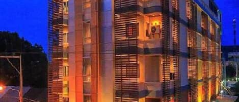 Fassade der Unterkunft – Abend/Nacht