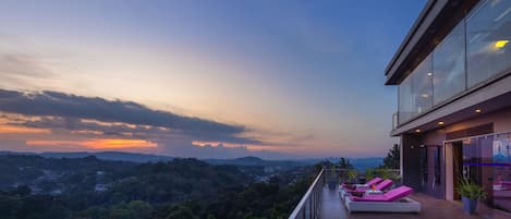 Außenpool, Liegestühle