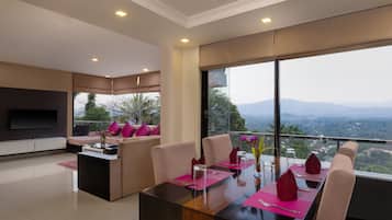 Chambre Deluxe, 1 grand lit, vue montagne | Coin séjour