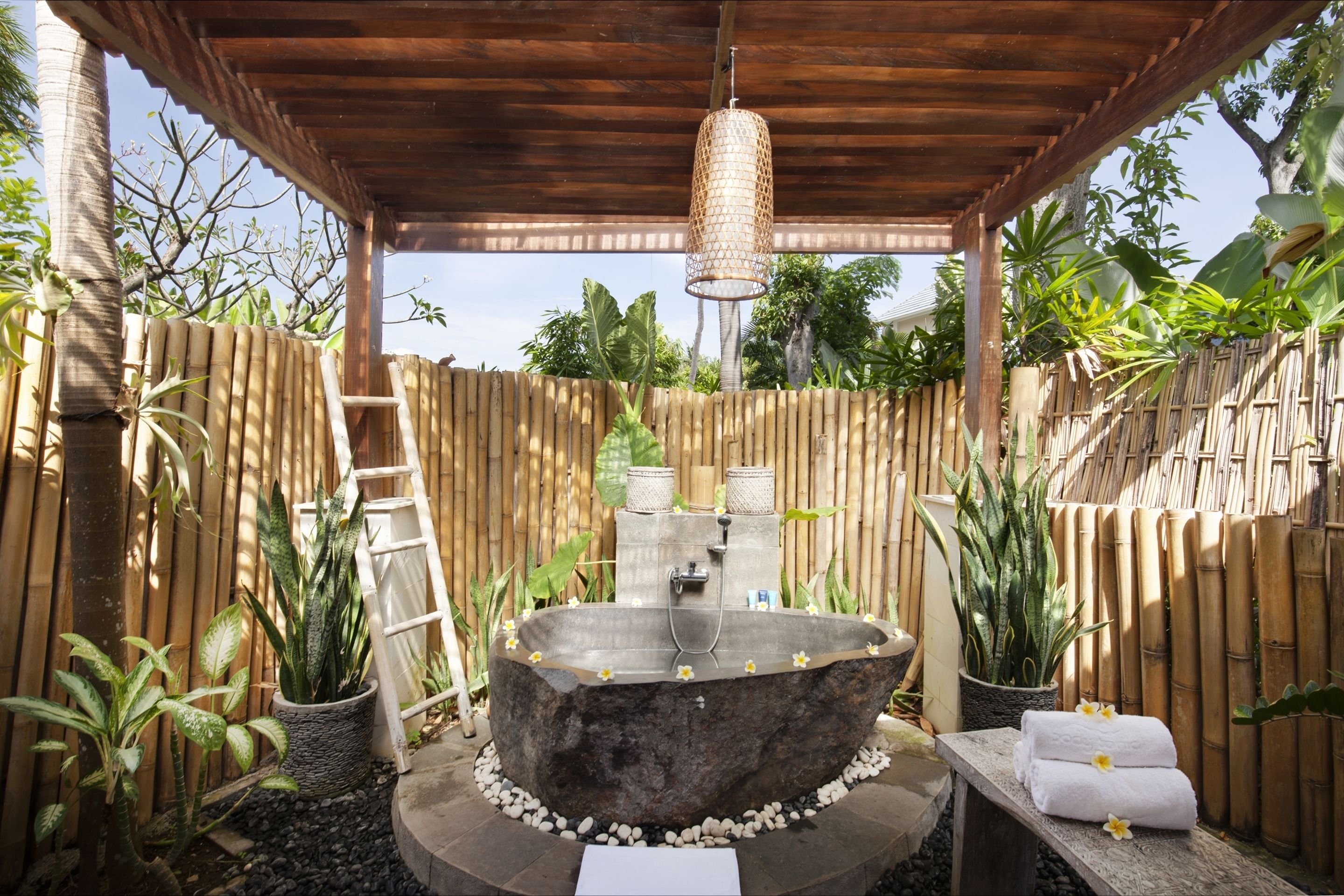 Couples treatment rooms, hot tub, body treatments, mud baths