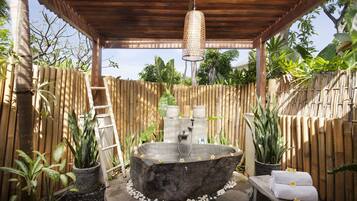 Couples treatment rooms, hot tub, body treatments, mud baths