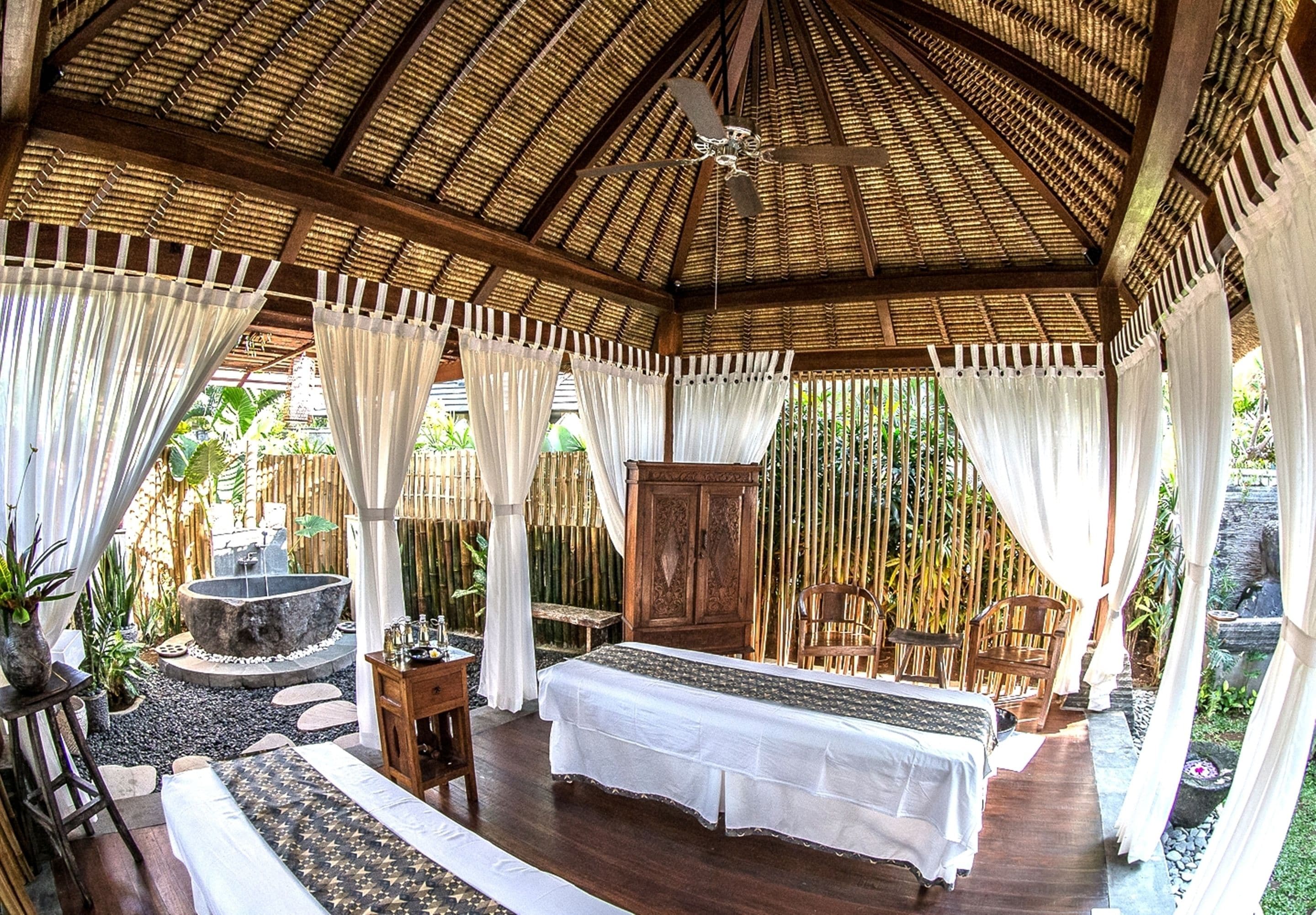 Couples treatment rooms, hot tub, body treatments, mud baths