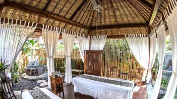 Couples treatment rooms, hot tub, body treatments, mud baths