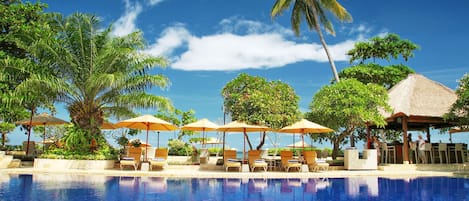 2 Außenpools, Liegestühle, Rettungsschwimmer vor Ort