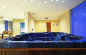 A large hot tub in a room with wooden walls and a tiled floor. - Hotel Minerva (Bucharest)