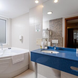 Combined shower/tub - Hotel Minerva (Bucharest)