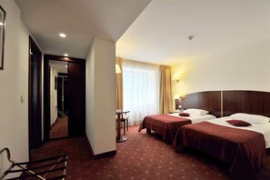 Minibar, in-room safe, desk, free WiFi - Hotel Minerva (Bucharest)