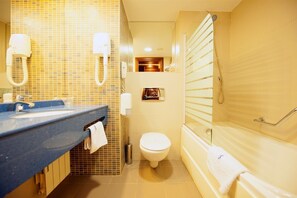 Combined shower/bathtub