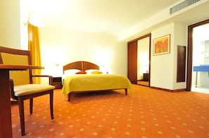 Minibar, in-room safe, desk, free WiFi