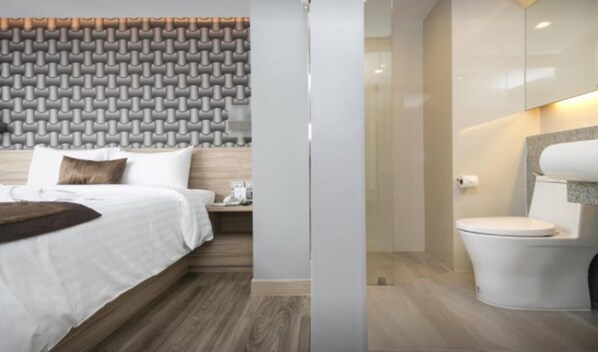 迷你吧、客房内保险箱、办公桌、免费 WiFi