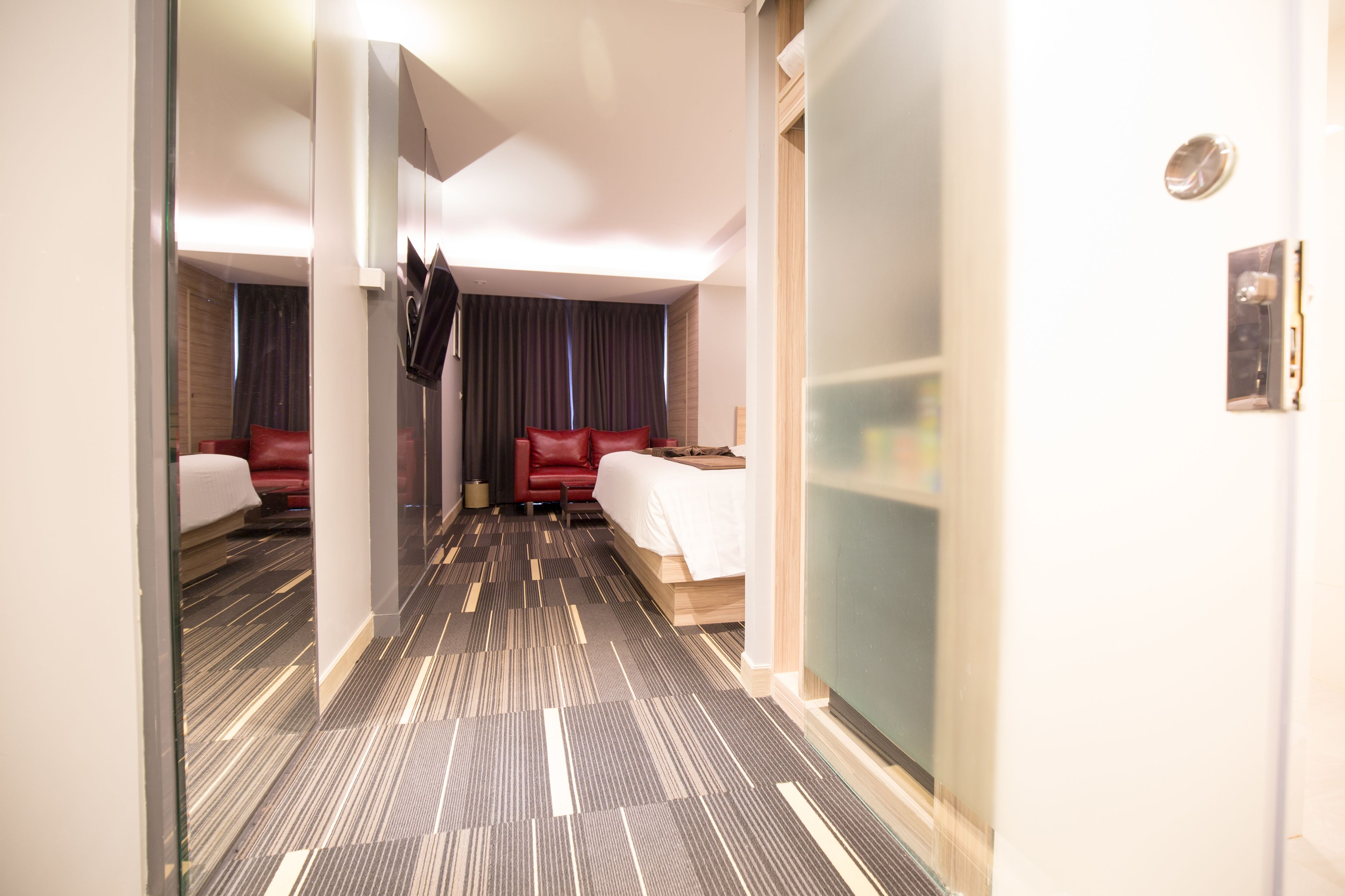 grand deluxe room | minibar, in-room safe, desk, free wifi