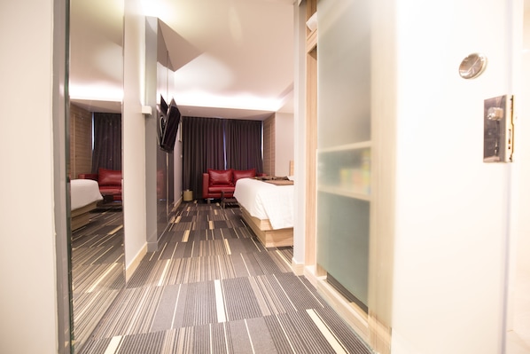 Grand Deluxe Room | Minibar, safe på rommet, skrivebord og wi-fi (inkludert)