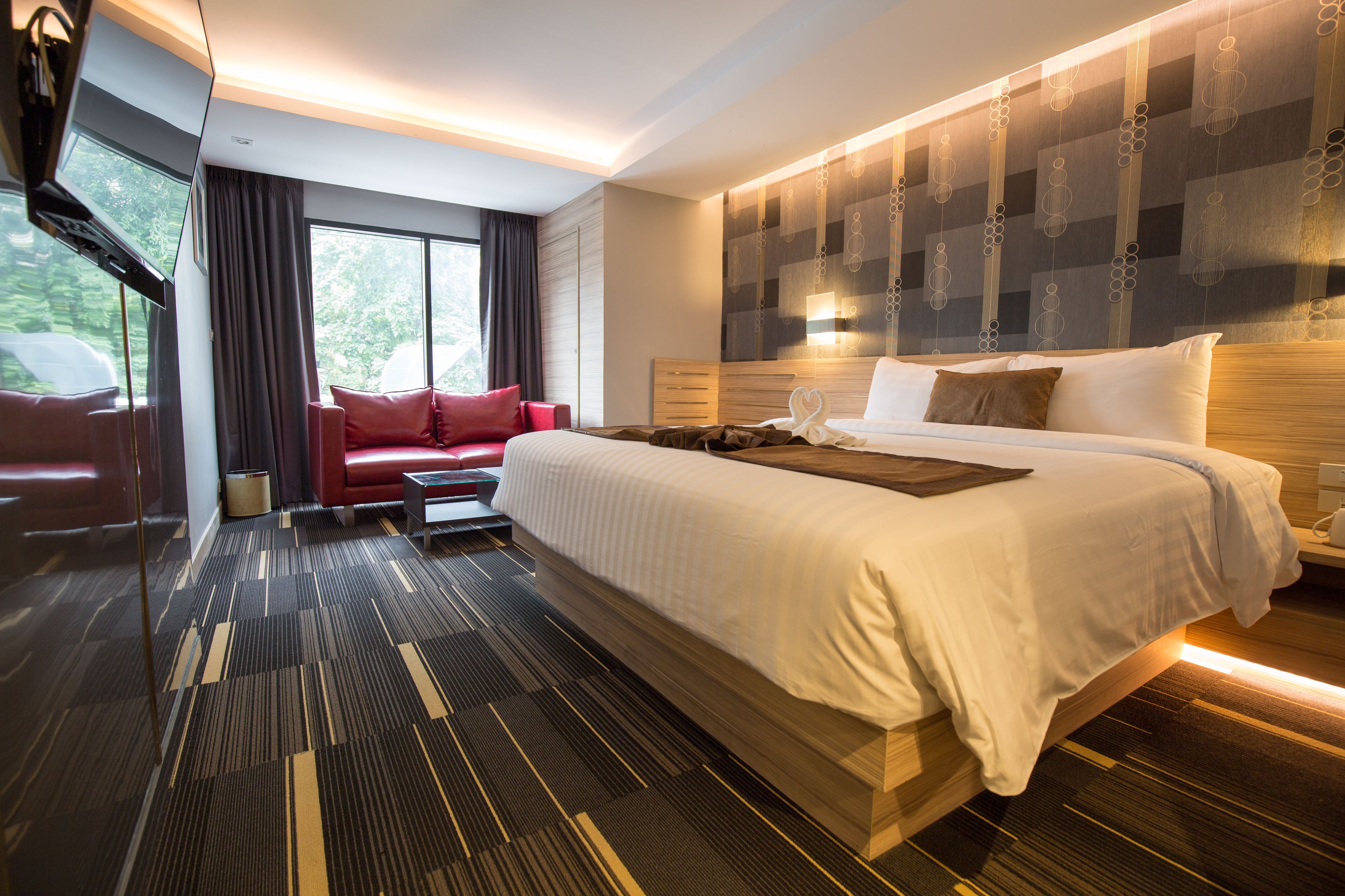 grand deluxe room | minibar, in-room safe, desk, free wifi