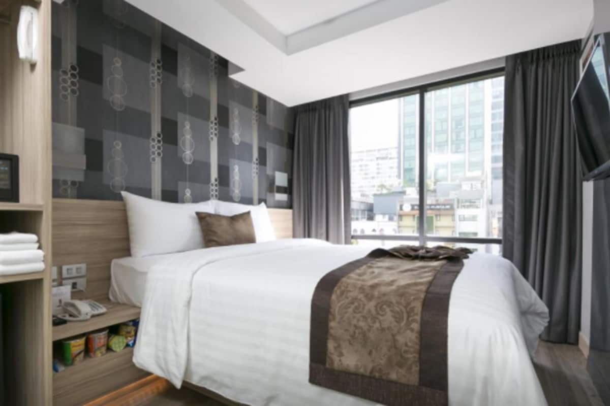 Minibar, in-room safe, desk, WiFi (free)