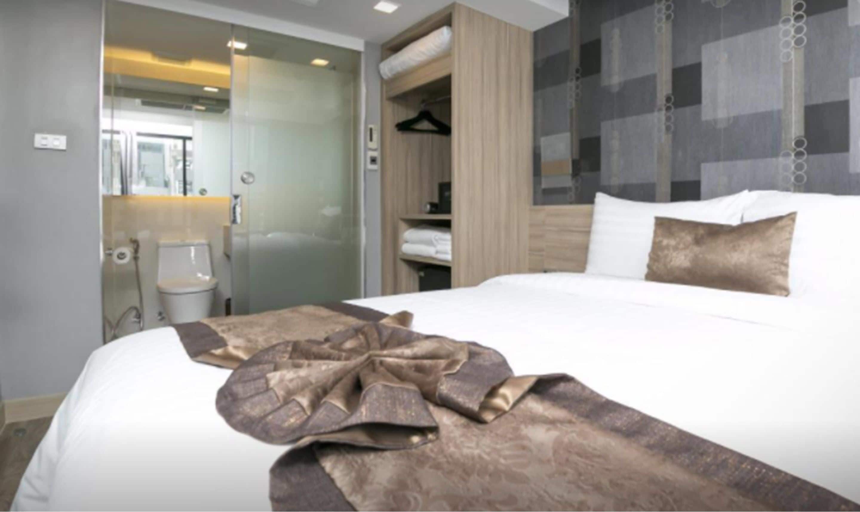 superior single room | minibar, in-room safe, desk, free wifi