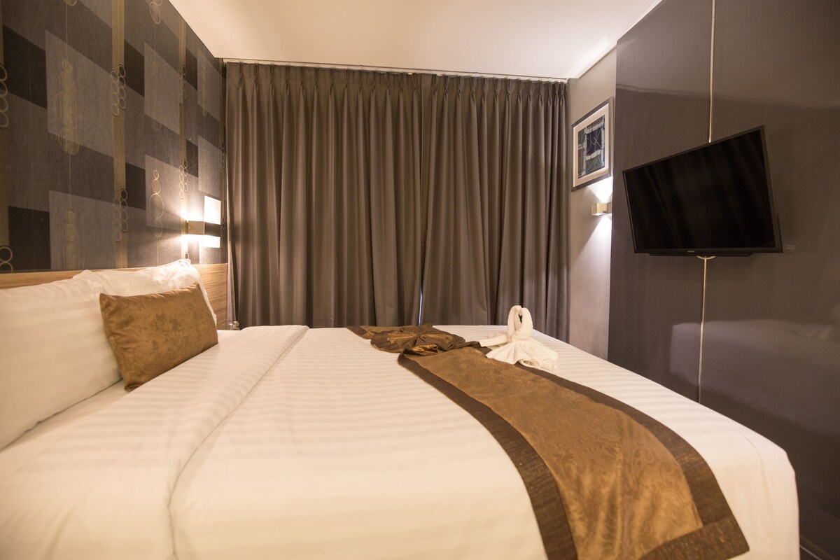 Minibar, in-room safe, desk, WiFi (free)