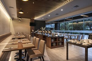 Café da manhã com buffet todos os dias (IDR 150000 por pessoa) 