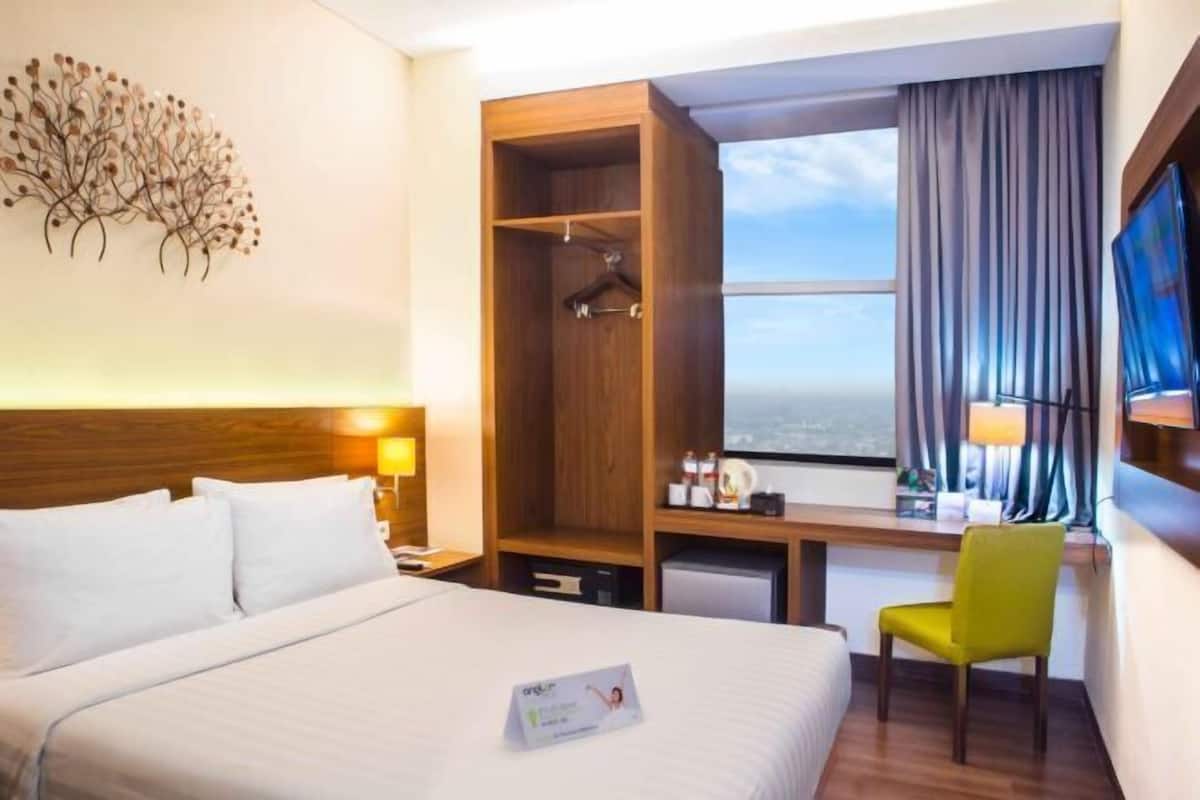 In-room safe, desk, iron/ironing board, free WiFi