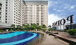 2 outdoor pools