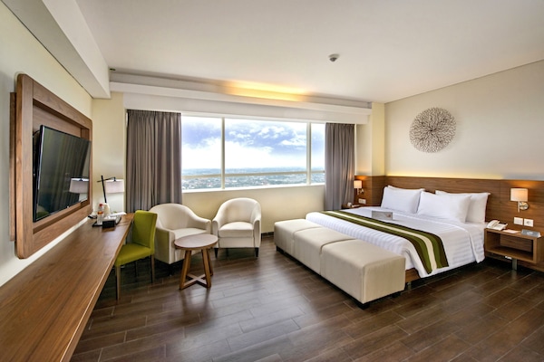 In-room safe, desk, iron/ironing board, free WiFi