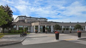 Un bâtiment moderne avec une enseigne indiquant « GLENEAGLE » à l’entrée.