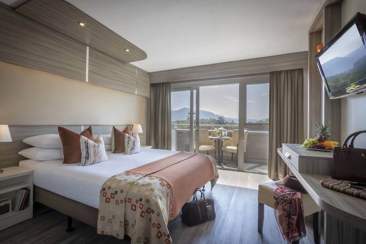 Espacio para trabajar con laptop, wifi gratis y ropa de cama