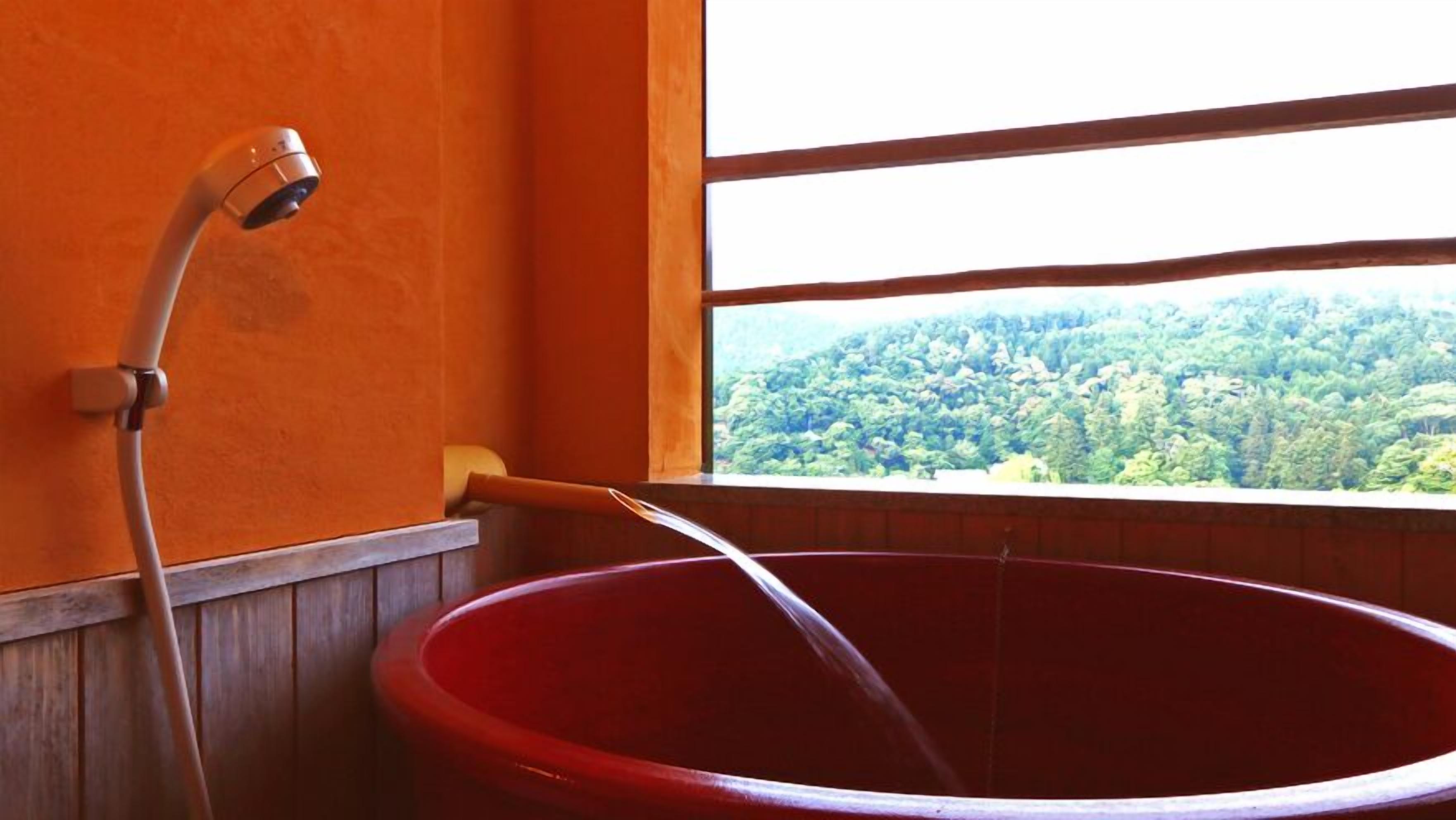 Bathroom | Combined shower/bathtub, free toiletries, hair dryer, towels
