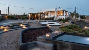 Een moderne patio met zitgedeelte, een pergola en een klein zwembad.