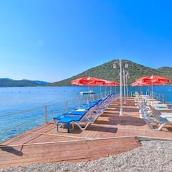 Am Strand, Liegestühle, Sonnenschirme, Schnorcheln