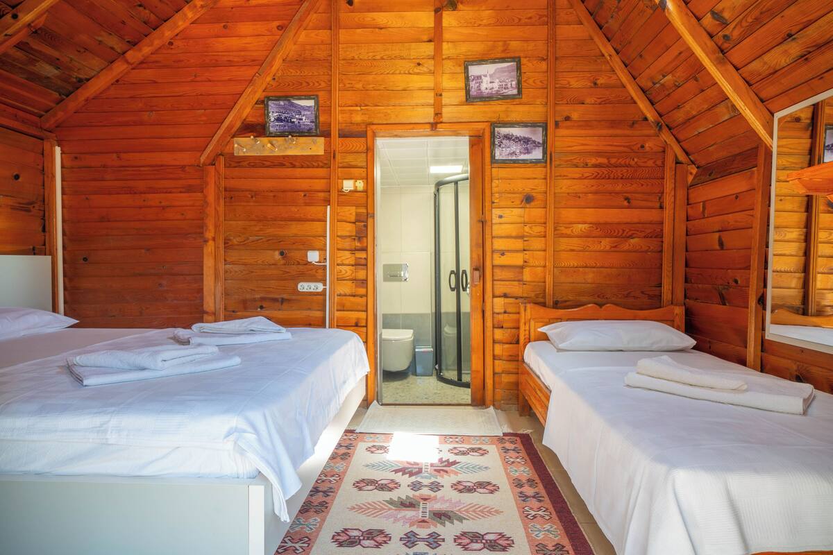 Ropa de cama de alta calidad y caja de seguridad en la habitación 