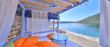 Plage, chaises longues, parasols, snorkeling