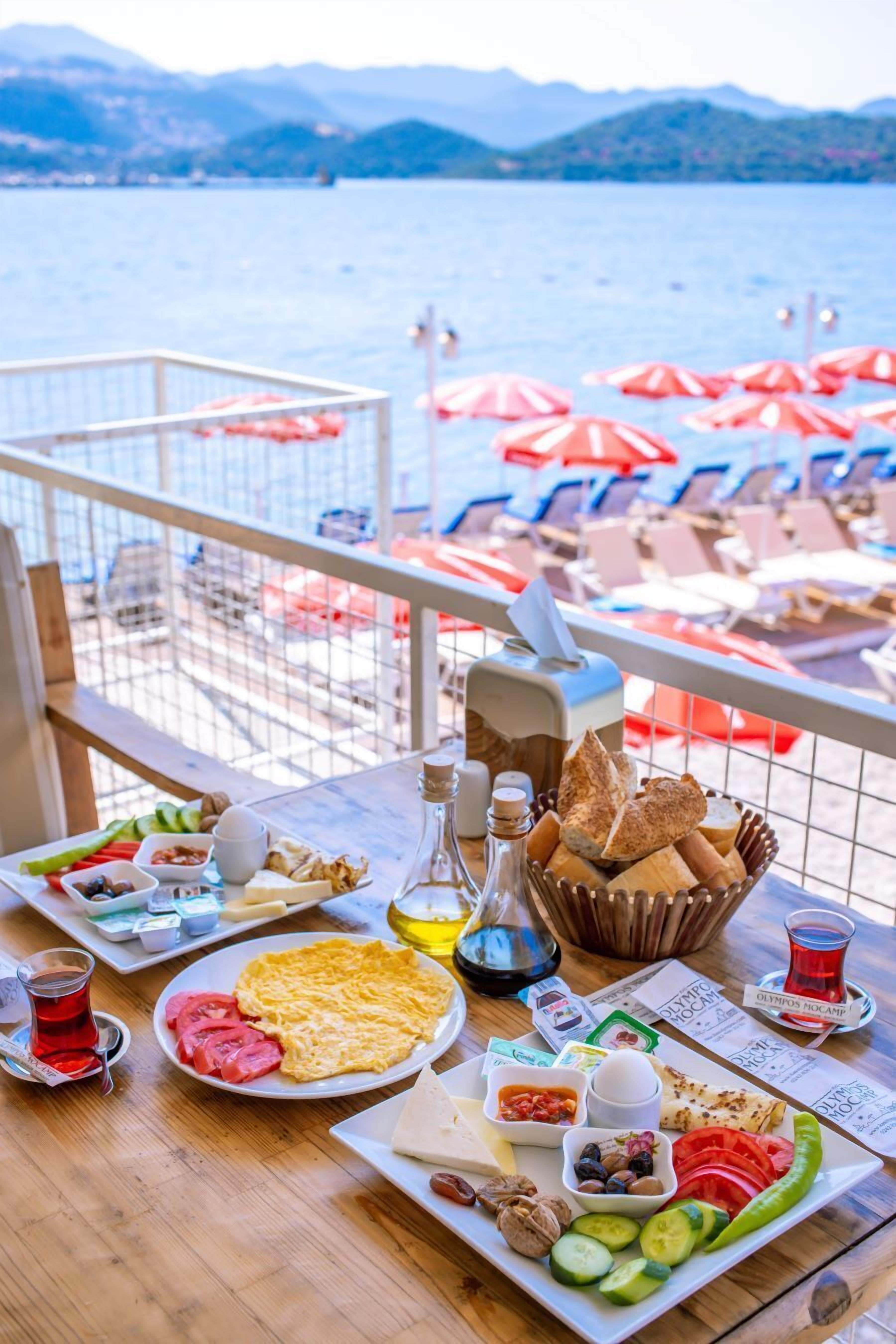 free daily full breakfast