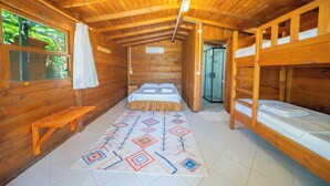 A wooden cabin with bunk beds, a single bed, a bench, and a patterned rug. - Olympos Mocamp Kas (Kas)