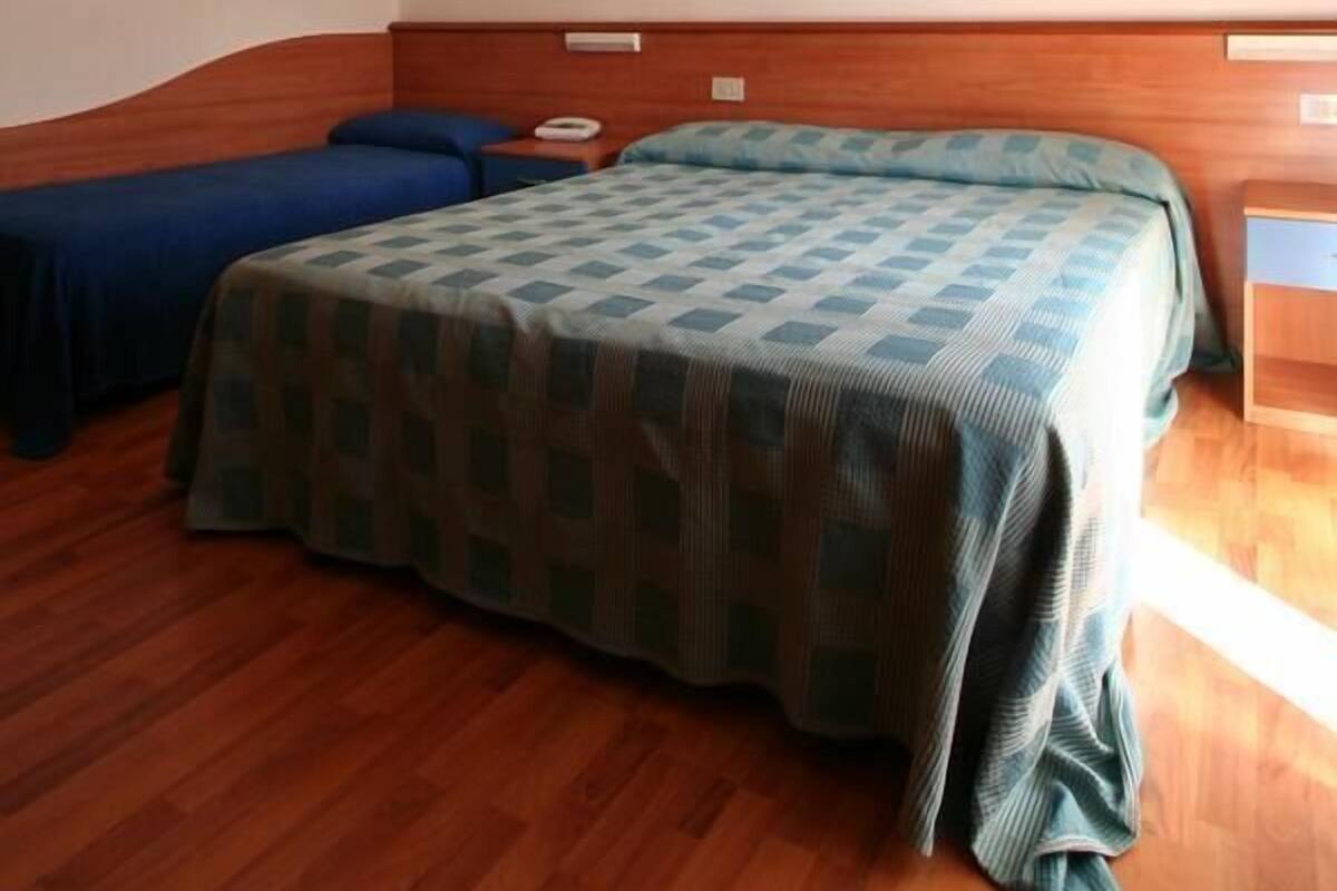 Familienzimmer, Terrasse, Meerblick | Zimmersafe, Schreibtisch, Babybetten, kostenloses WLAN