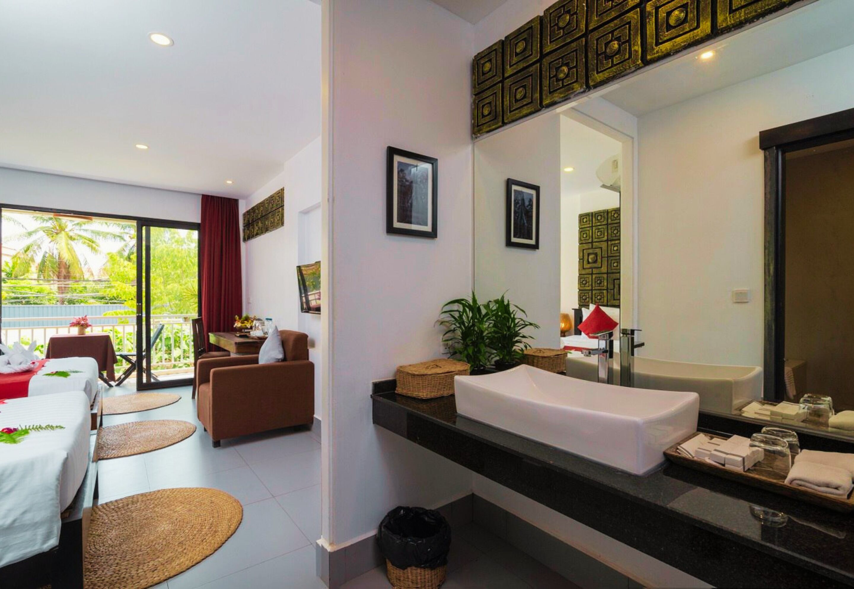 deluxe family balcony with pool view - credit spa 10$ | bathroom sink