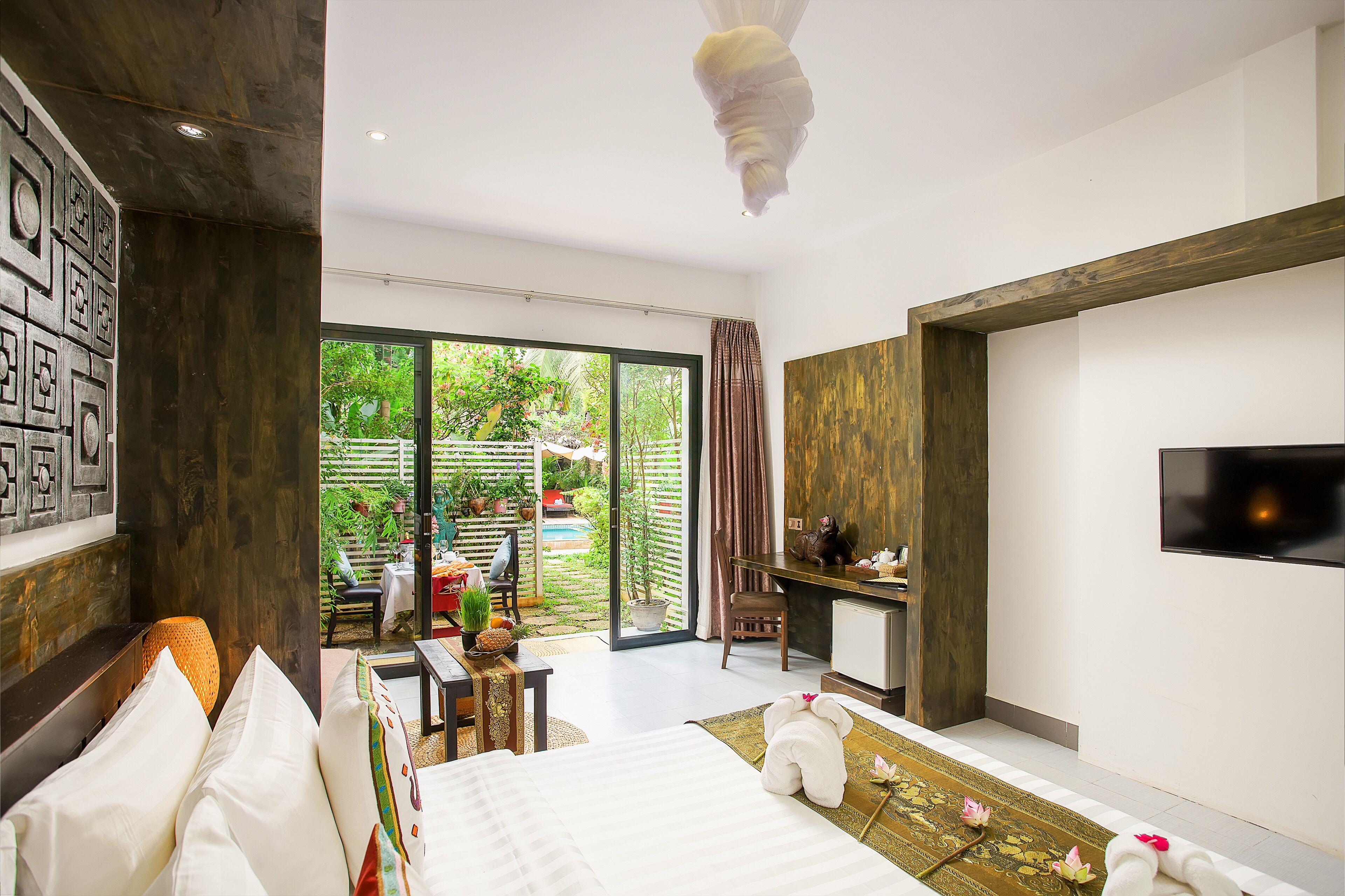 deluxe king room pool access - credit spa 10$ | 1 bedroom, minibar, in-room safe, individually decorated