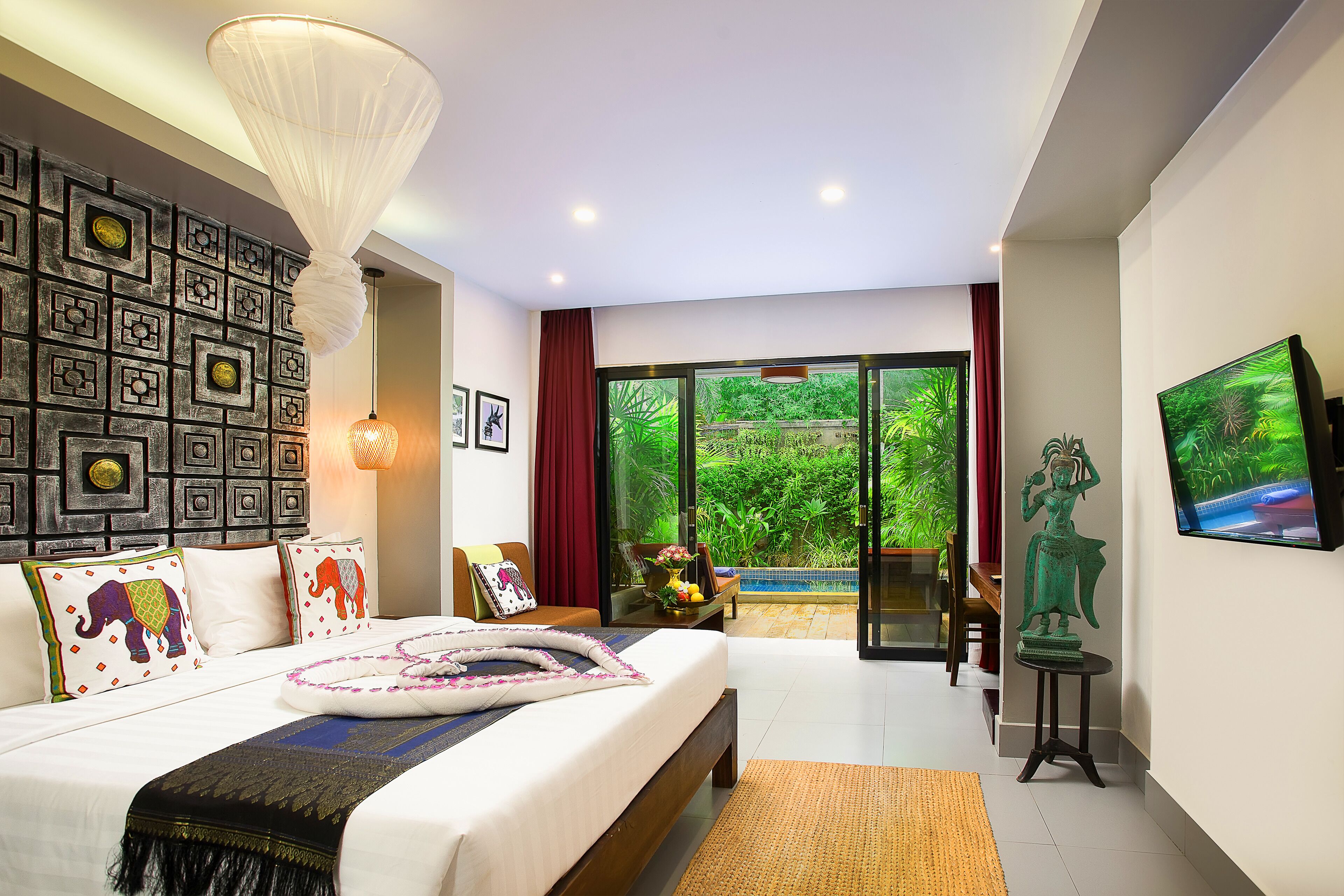 Deluxe King Room Pool Access | 1 bedroom, minibar, in-room safe, desk