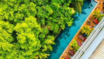 2 albercas al aire libre, sombrillas en la alberca y camastros