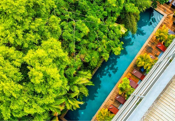 2 Außenpools, geöffnet von 09:00 Uhr bis 22:00 Uhr, Sonnenschirme