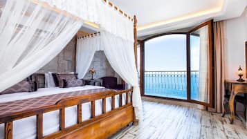 Deluxe Room, Non Smoking, Sea View | Egyptian cotton sheets, premium bedding, pillowtop beds, minibar