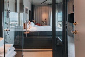 Habitación Deluxe, 1 cama King size, vista al océano | Baño | Amenidades de baño de diseñador, secadora de cabello, toallas 