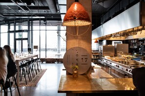 2 restaurants, serveren ontbijt, lunch, diner, Japanse gerechten