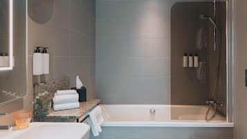 Une salle de bain moderne avec une baignoire, une douche et un lavabo.