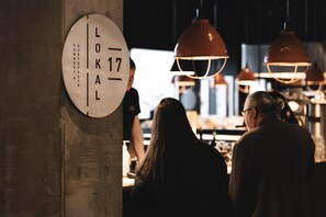 2 restaurants, serveren lunch, diner, Japanse gerechten