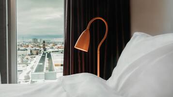 Room, 1 Queen Bed, City View | Premium bedding, in-room safe, blackout drapes, soundproofing
