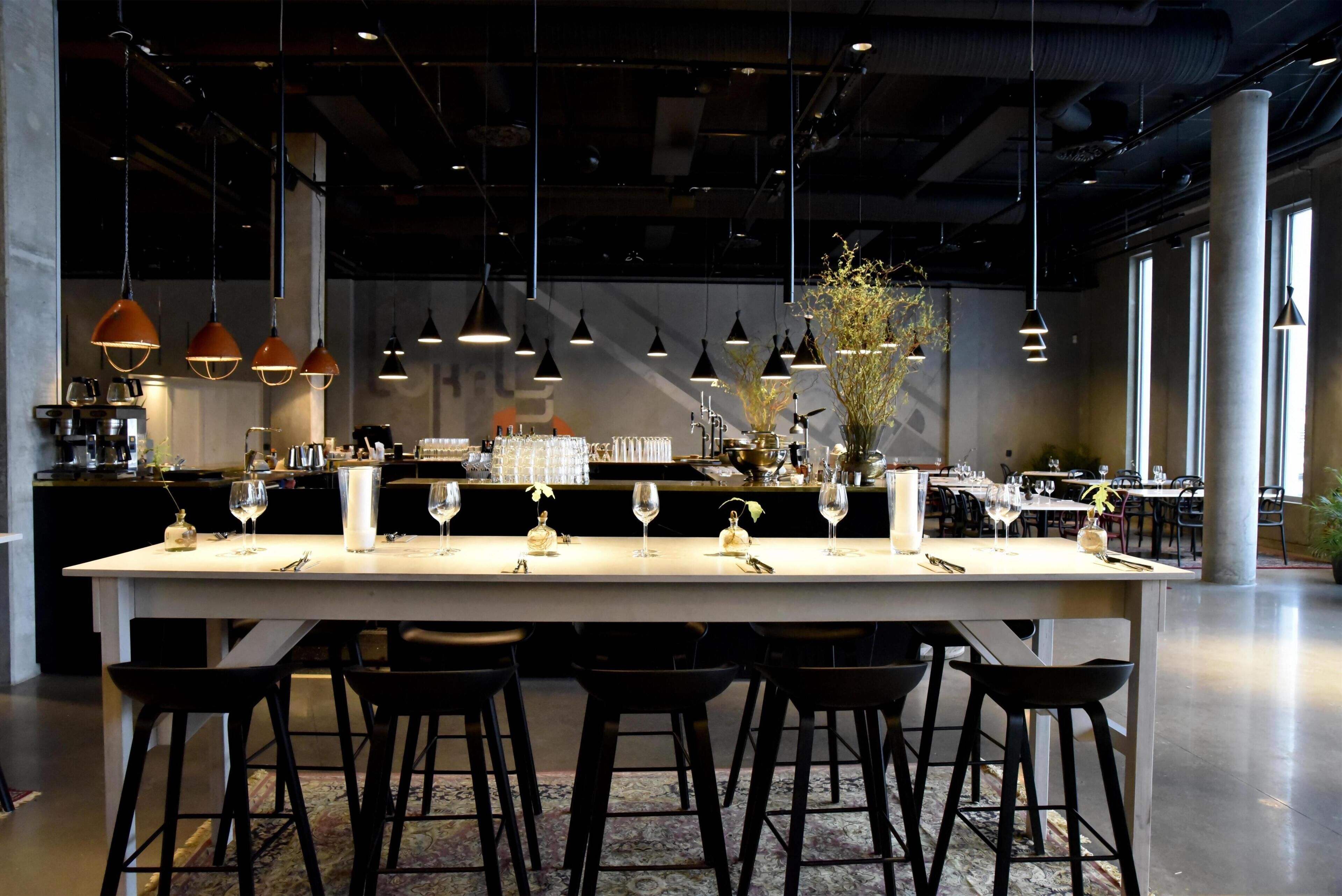 2 restaurants; lunch and dinner served