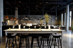 2 restaurants; lunch and dinner served - STORY HOTEL MALMO, in JdV by Hyatt (Malmö)