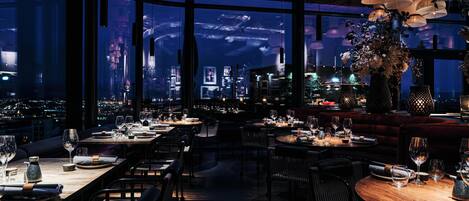 2 restaurants; lunch and dinner served