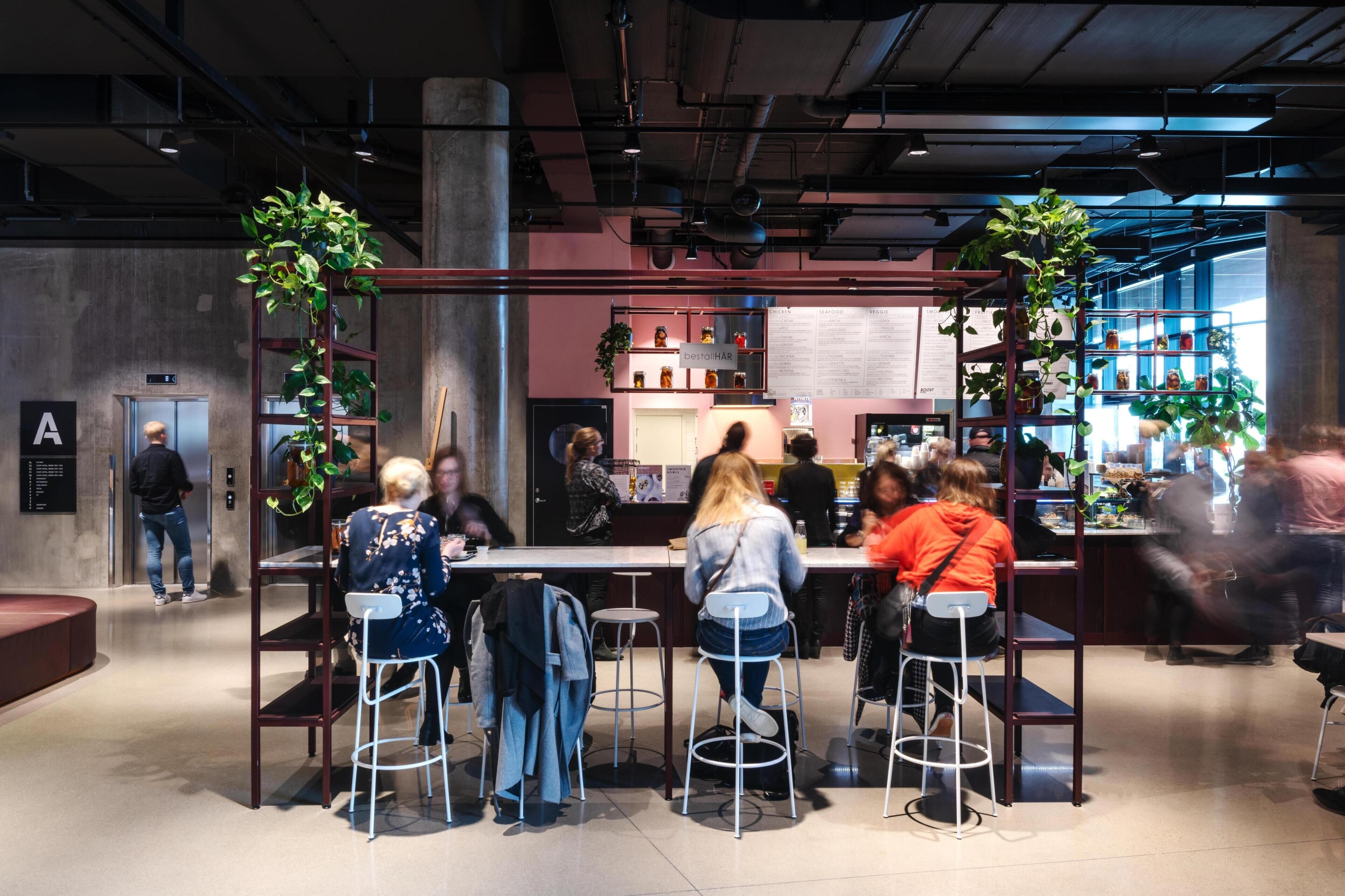 Un espace intérieur moderne comprenant un bar, des sièges et un comptoir.